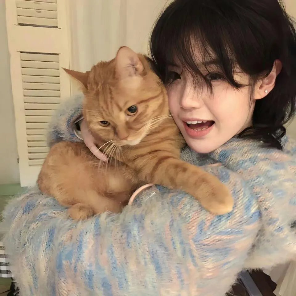 她背后的那双手